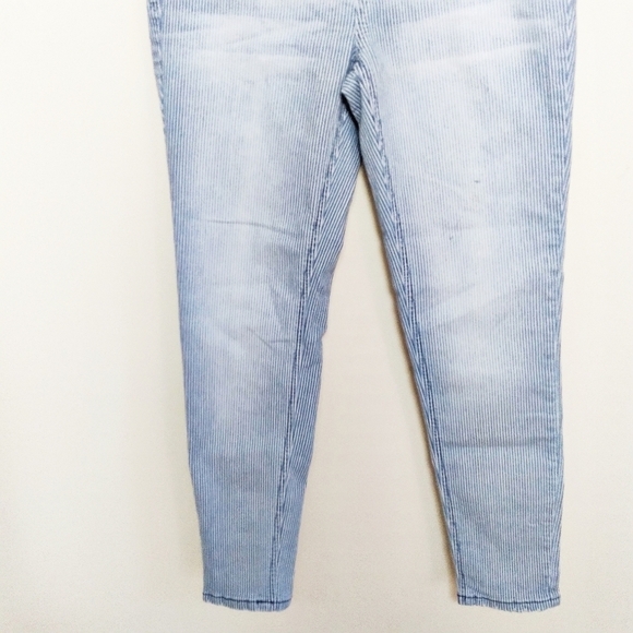 Kensie Light Wash Pinstripe Effortless Ankle Midrise Jeans 8/29 - Picture 3 of 9